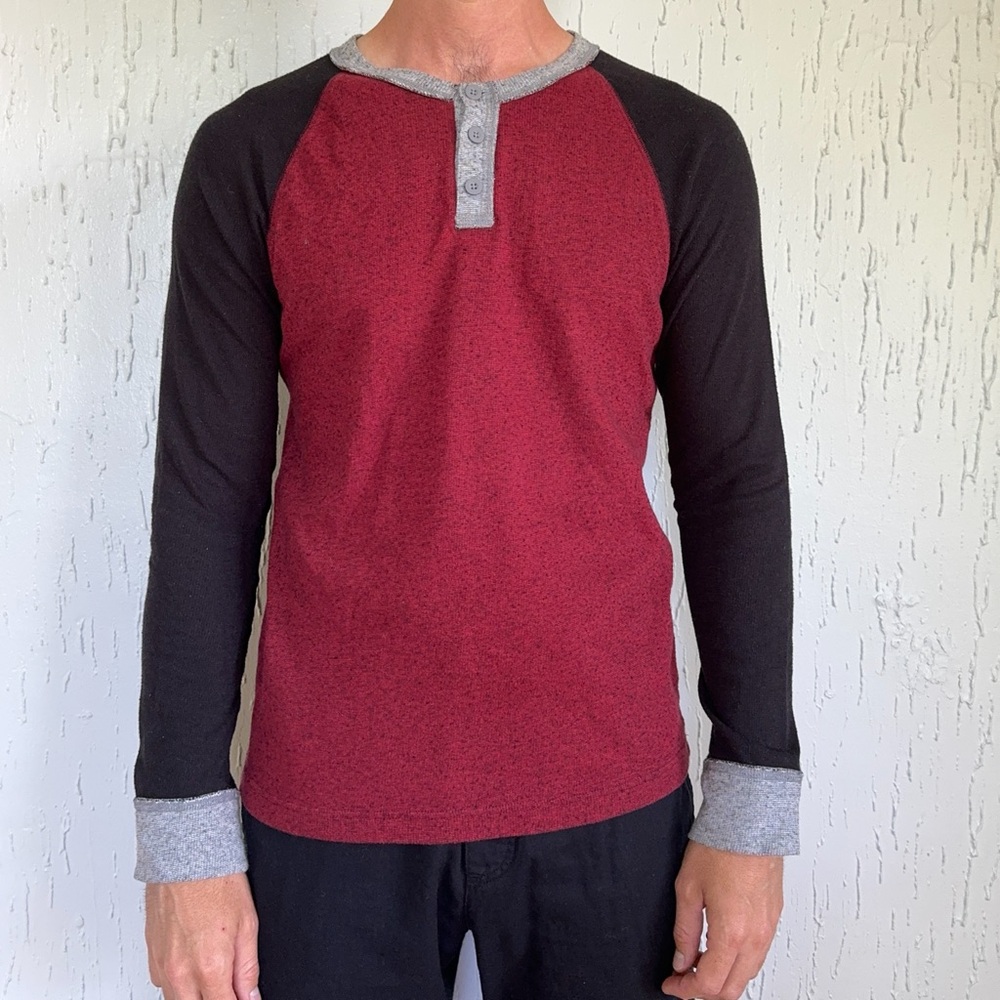 BDG Men’s Long Sleeve Henley Medium Red/Gray/Black